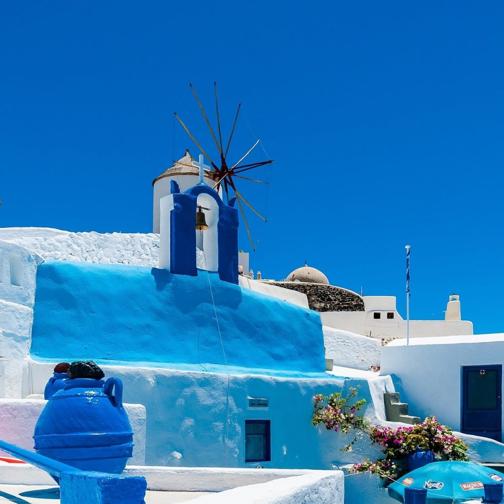 Tailored Santorini trips: expert planners for a seamless journey