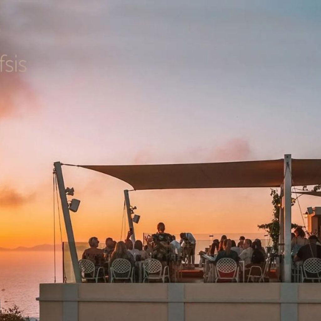 Santorini Views and Fine Dining in Oia by the Sea